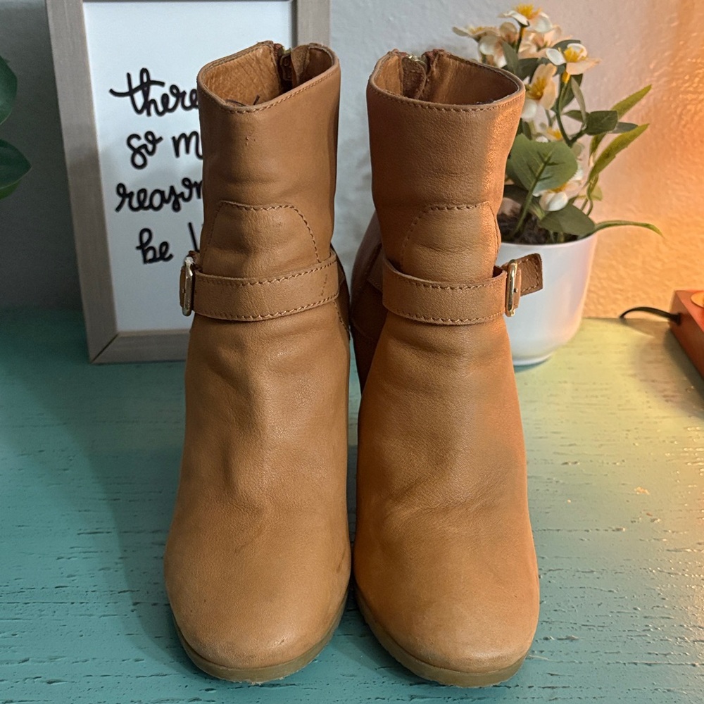 Tan Leather Ankle Boots SZ 9 runs small fits 8.5 box 160